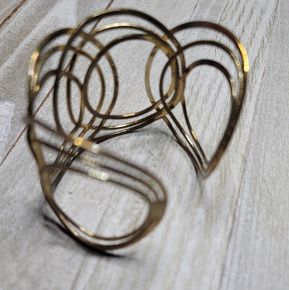 Gold geometric circle gold cuff bracelet - Picture 2 of 6